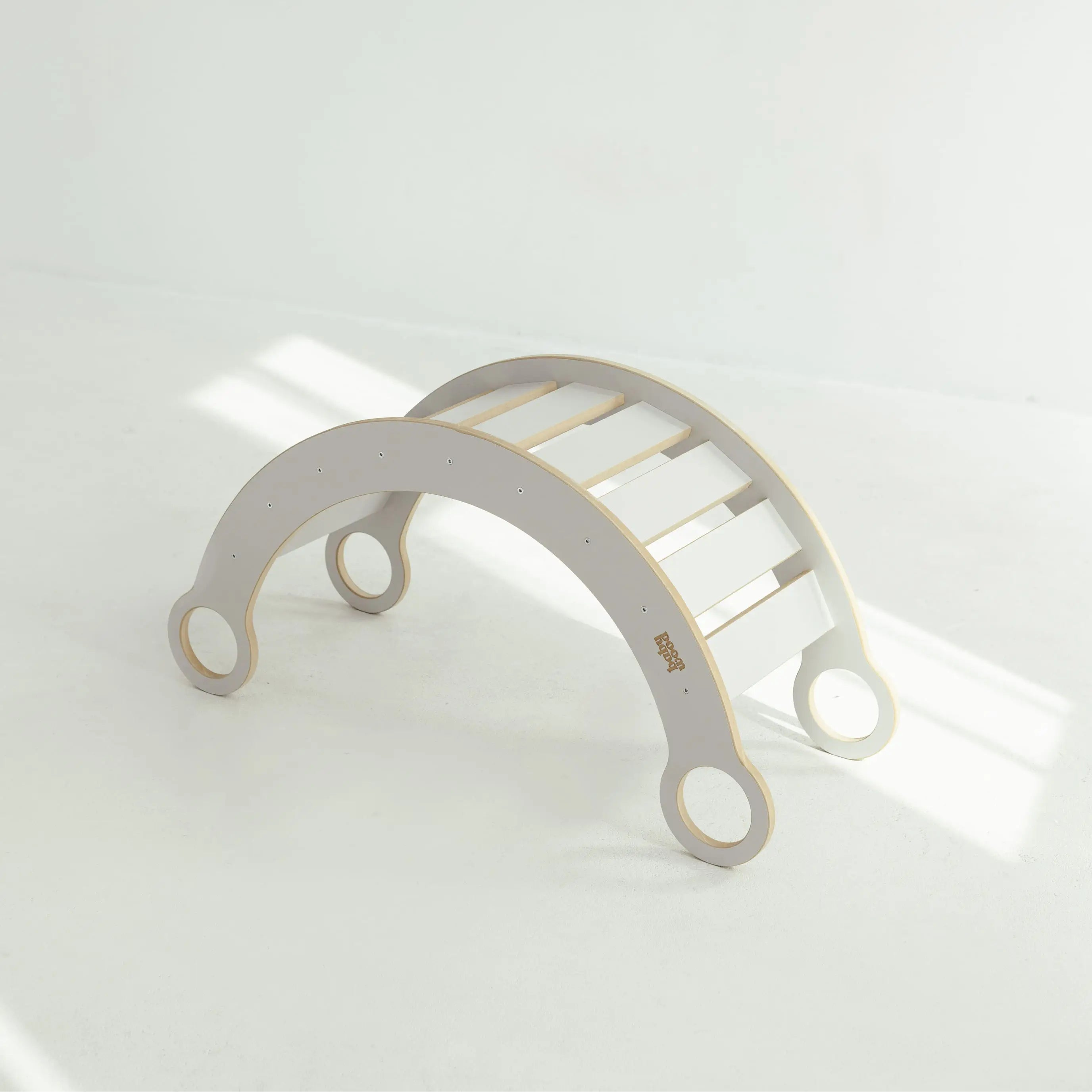BabyWood-Montessori-Holzwippe-Kletterbogen-grau-01