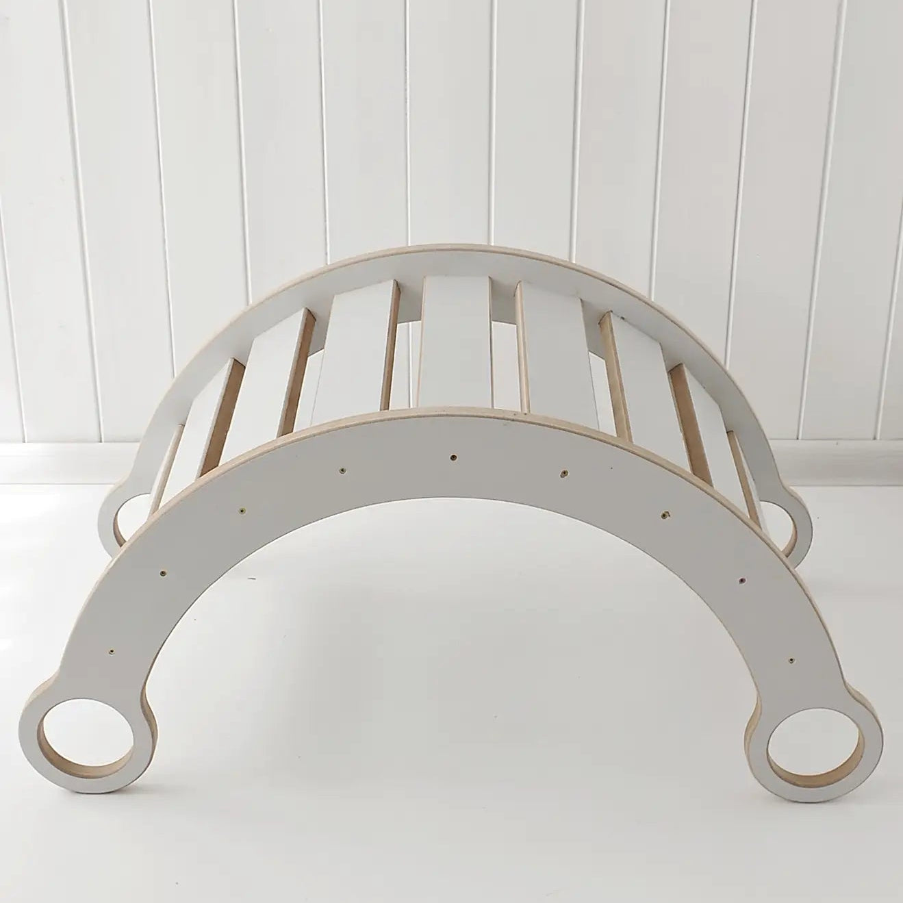 BabyWood-Montessori-Holzwippe-Kletterbogen-weiss-02
