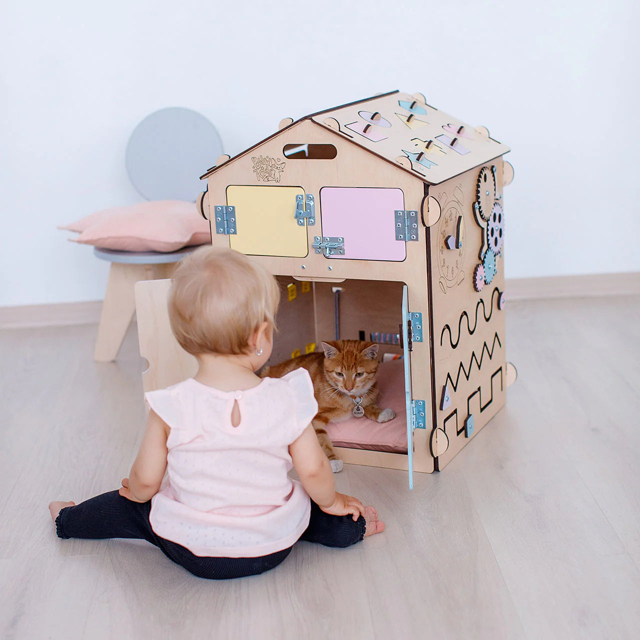 BusyKids-Set-BusyBoard-Spielhaus-natura_pastell-und-kreativer-W-rfel-03