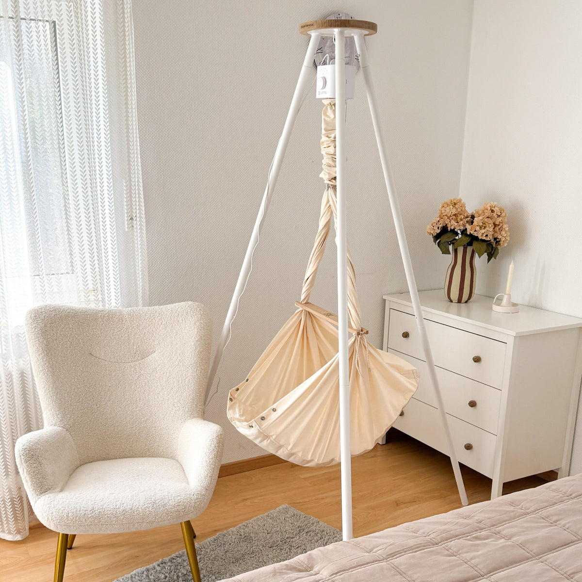 Design4Kids Federwiege Baby Classic mit Motor & TIPI-Gestell – natur / weiß