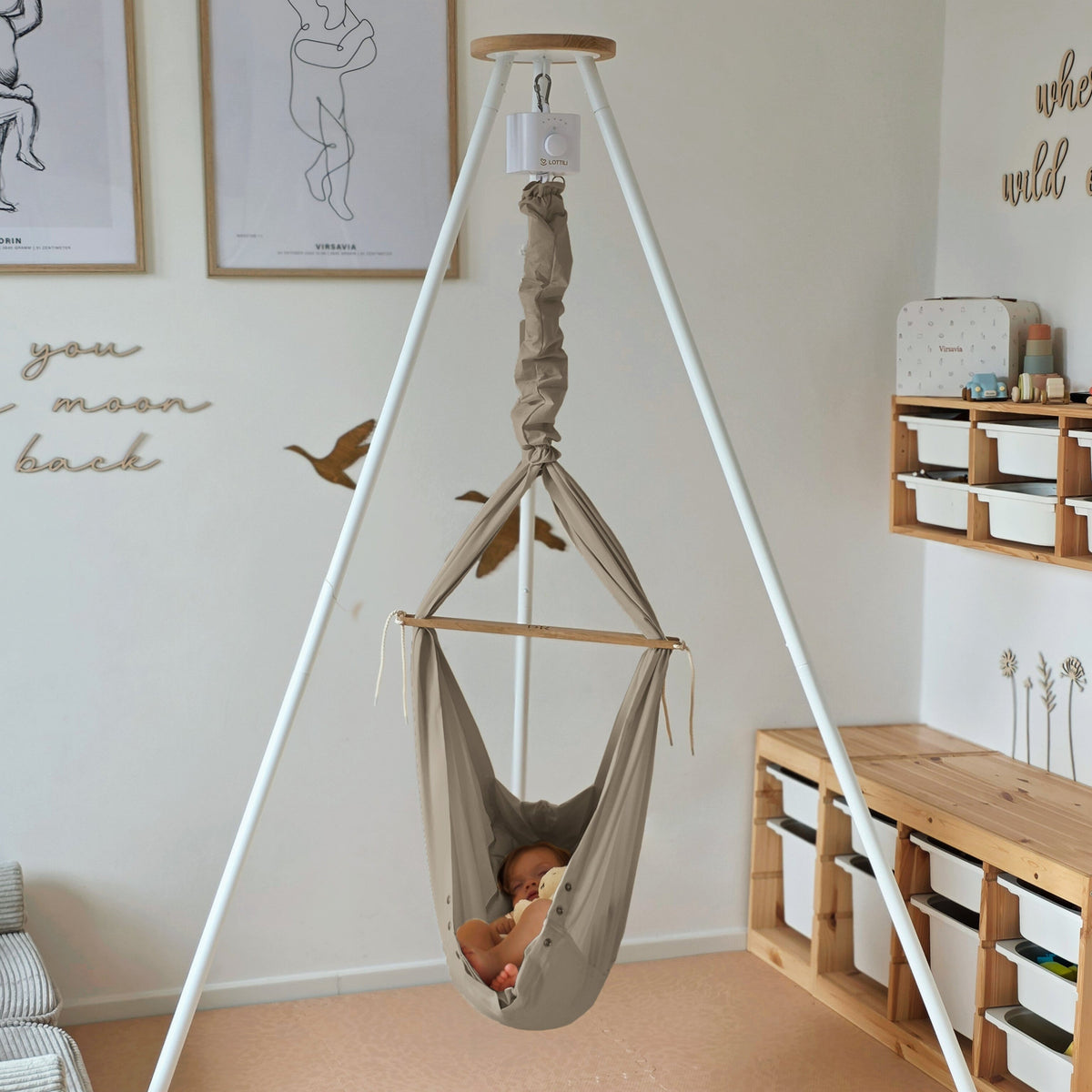 Design4Kids Federwiege Baby Classic mit Motor & TIPI-Gestell – taupe / weiß