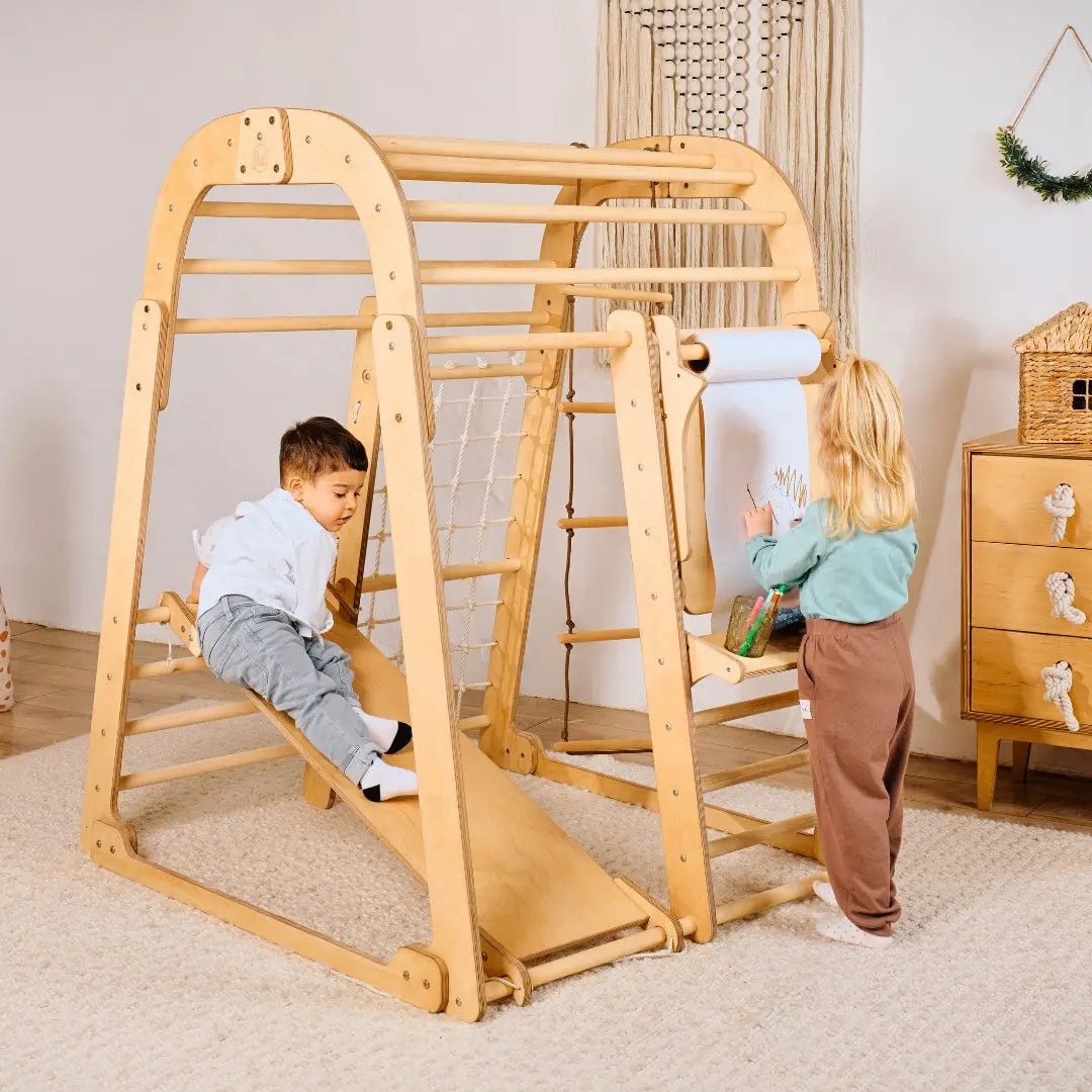 Goodevas 8in1 Indoor Spielplatz: Klettergerüst mit Kletternetz, Rutsche, Gymnastikringe, Hängende Leiter, Disc-Schaukel, Maltafel und Kinderstuhl – Beige