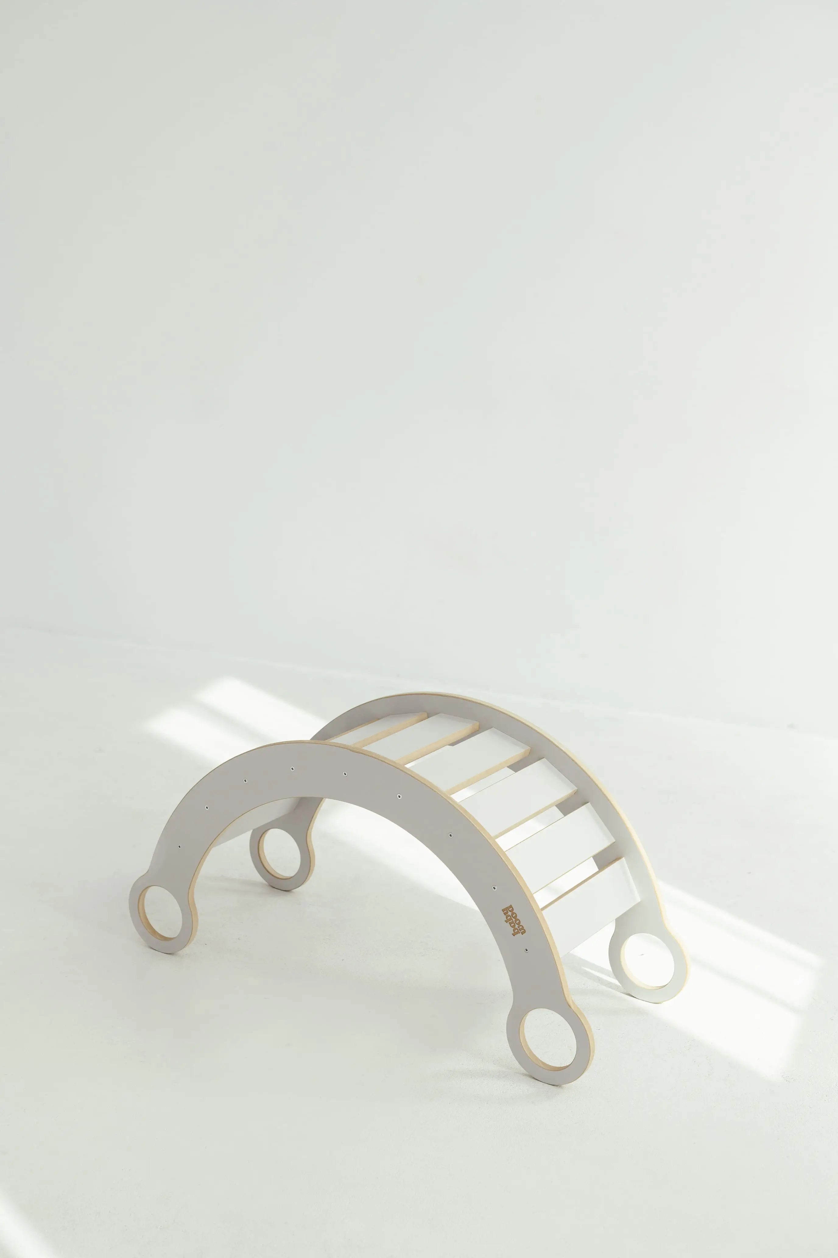 BabyWood-Montessori-Holzwippe-Kletterbogen-grau-01