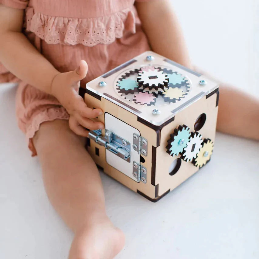 BusyKids-Set-BusyBoard-Spielhaus-natura_pastell-und-kreativer-W-rfel-05