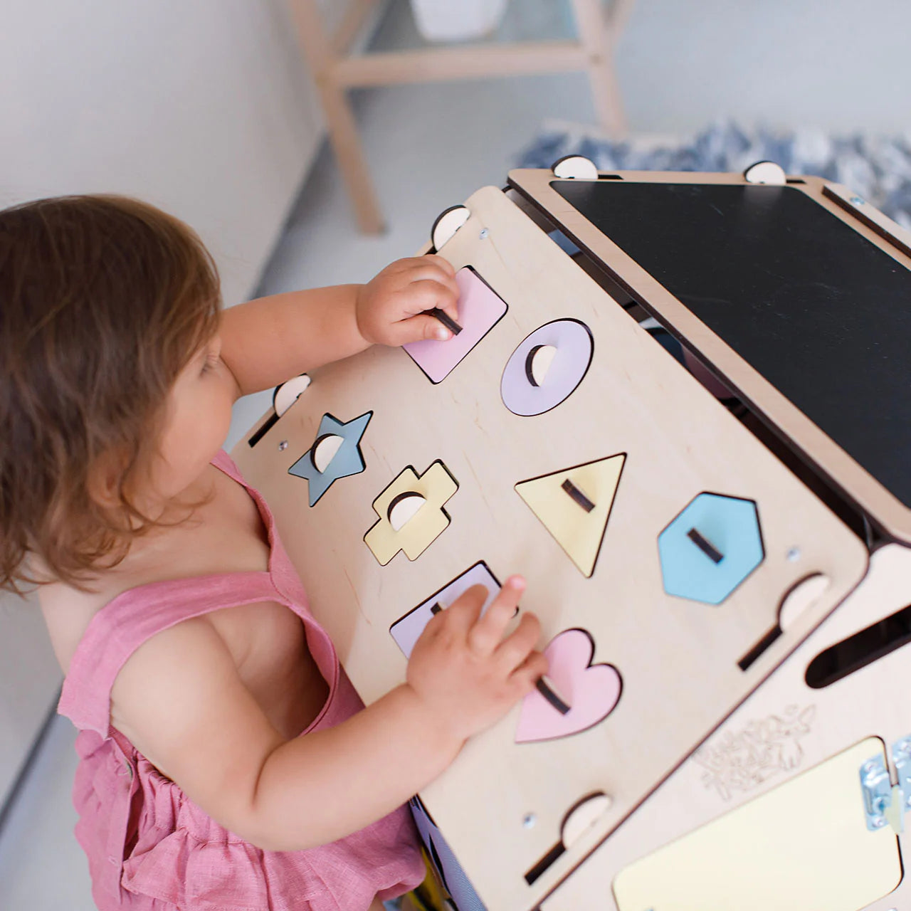 BusyKids-Set-BusyBoard-Spielhaus-natura_pastell-und-kreativer-W-rfel-06