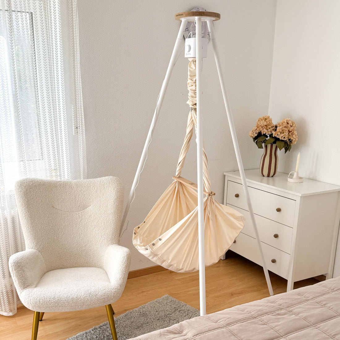 Design4Kids Federwiege Baby Classic mit Motor &amp; TIPI-Gestell – natur / weiß