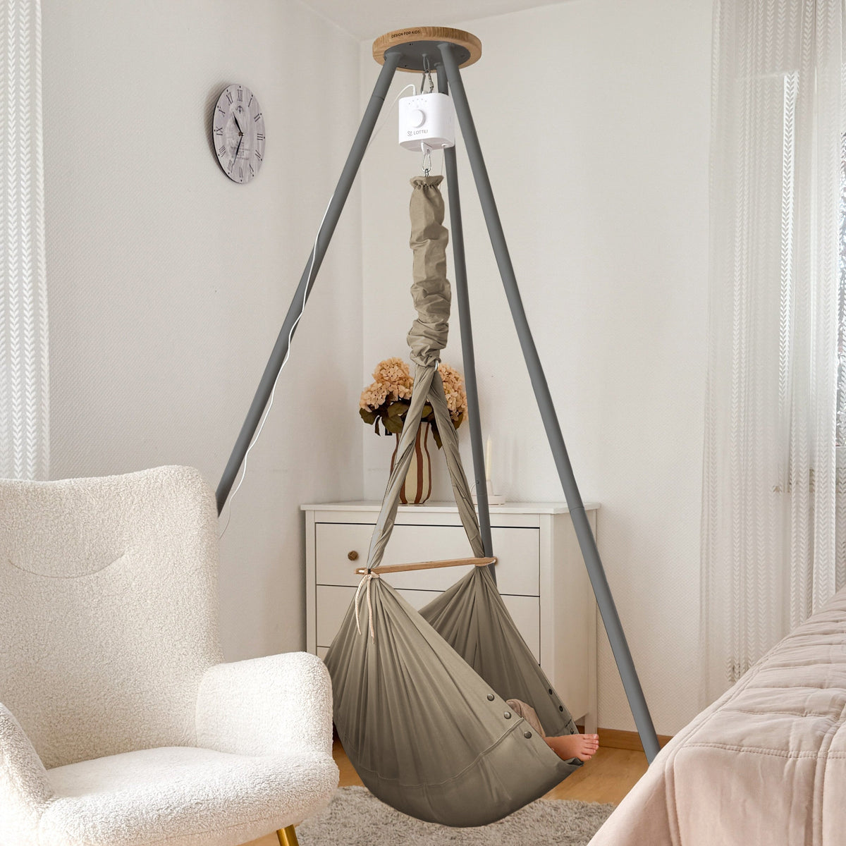 Design4Kids Federwiege Baby Classic mit Motor &amp; TIPI-Gestell – taupe / anthrazit